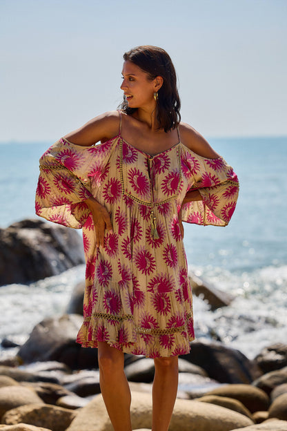 Langes Kleid mit schmalen Trägern und schulterfrei