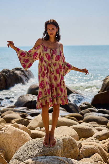 Langes Kleid mit schmalen Trägern und schulterfrei