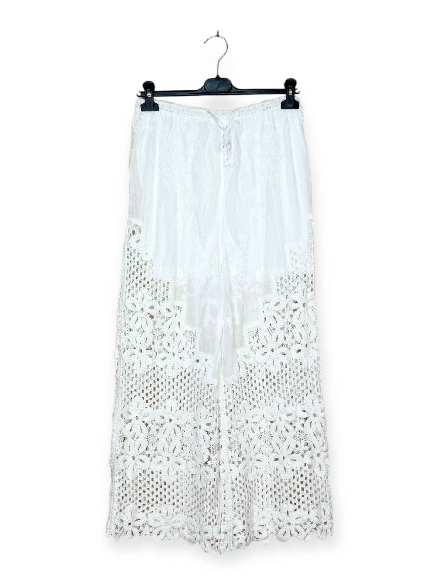 Hose mit Ajour-Mustern und floralen Stickereien