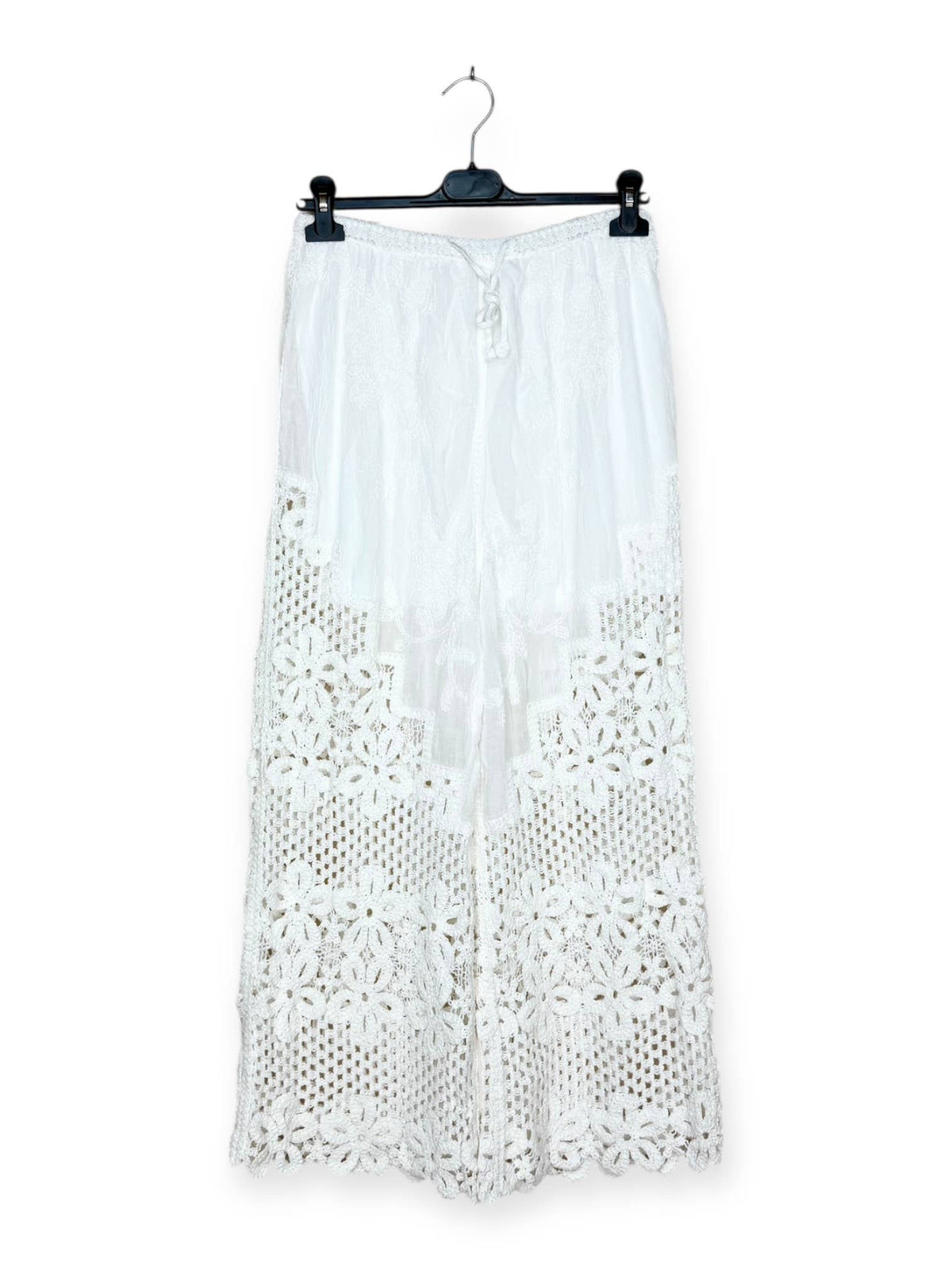 Hose mit Ajour-Mustern und floralen Stickereien