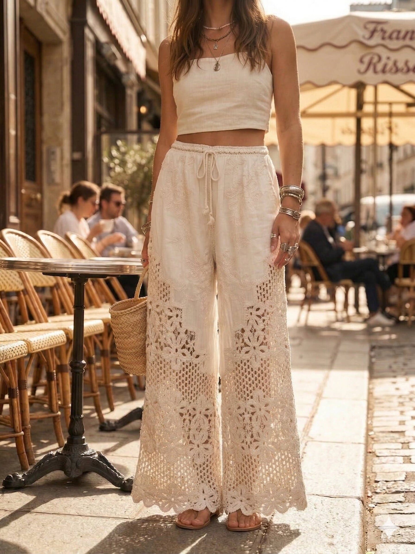Hose mit Ajour-Mustern und floralen Stickereien