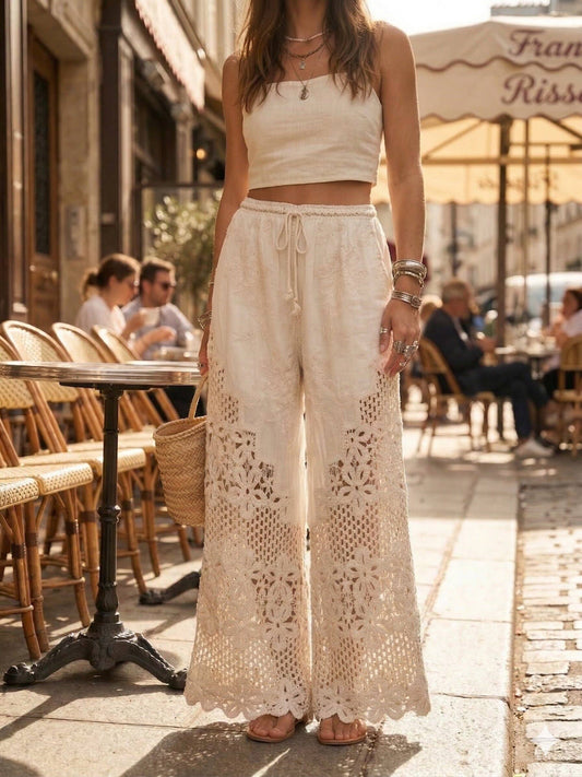 Hose mit Ajour-Mustern und floralen Stickereien