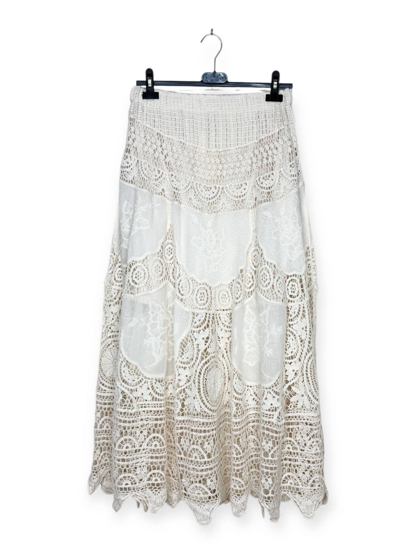 Langer Rock aus Spitze und Broderie Anglaise