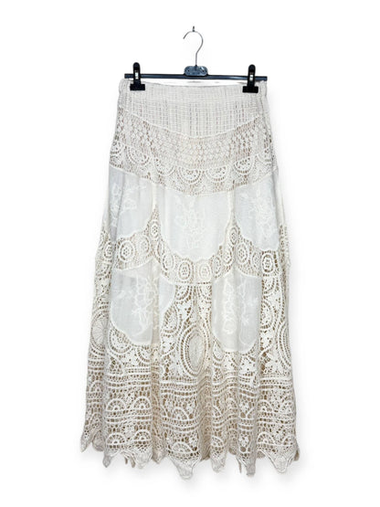 Langer Rock aus Spitze und Broderie Anglaise