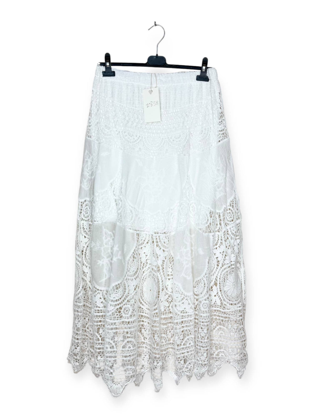 Langer Rock aus Spitze und Broderie Anglaise