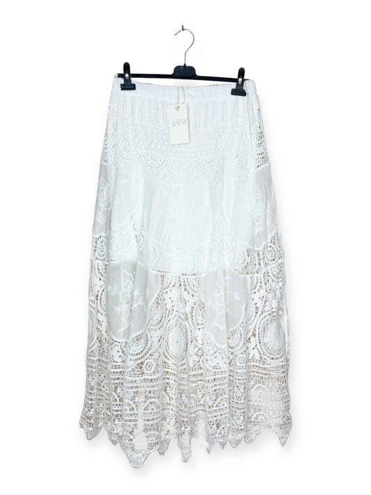 Langer Rock aus Spitze und Broderie Anglaise
