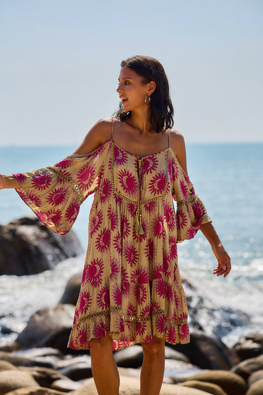 Langes Kleid mit schmalen Trägern und schulterfrei