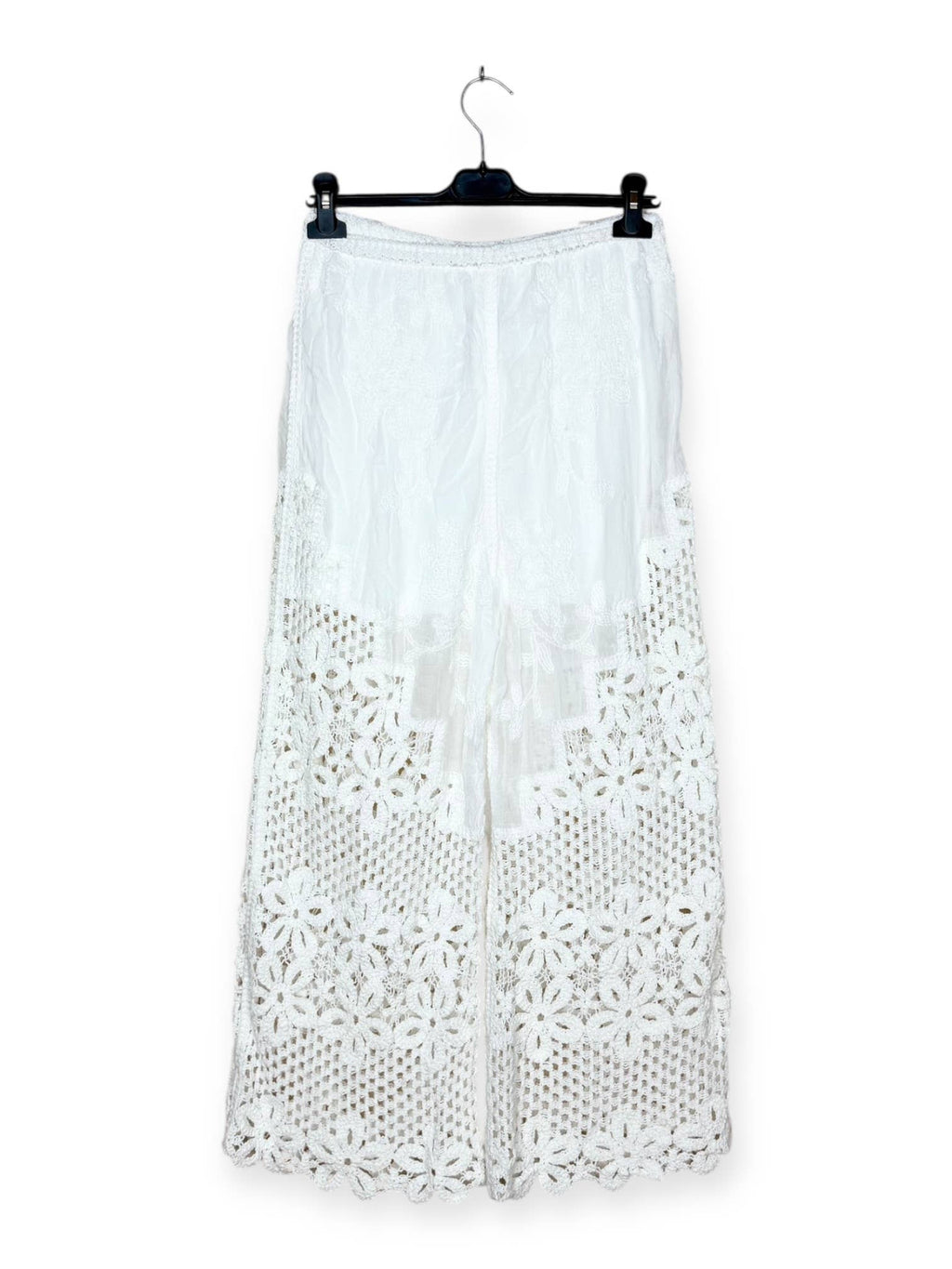 Hose mit Ajour-Mustern und floralen Stickereien