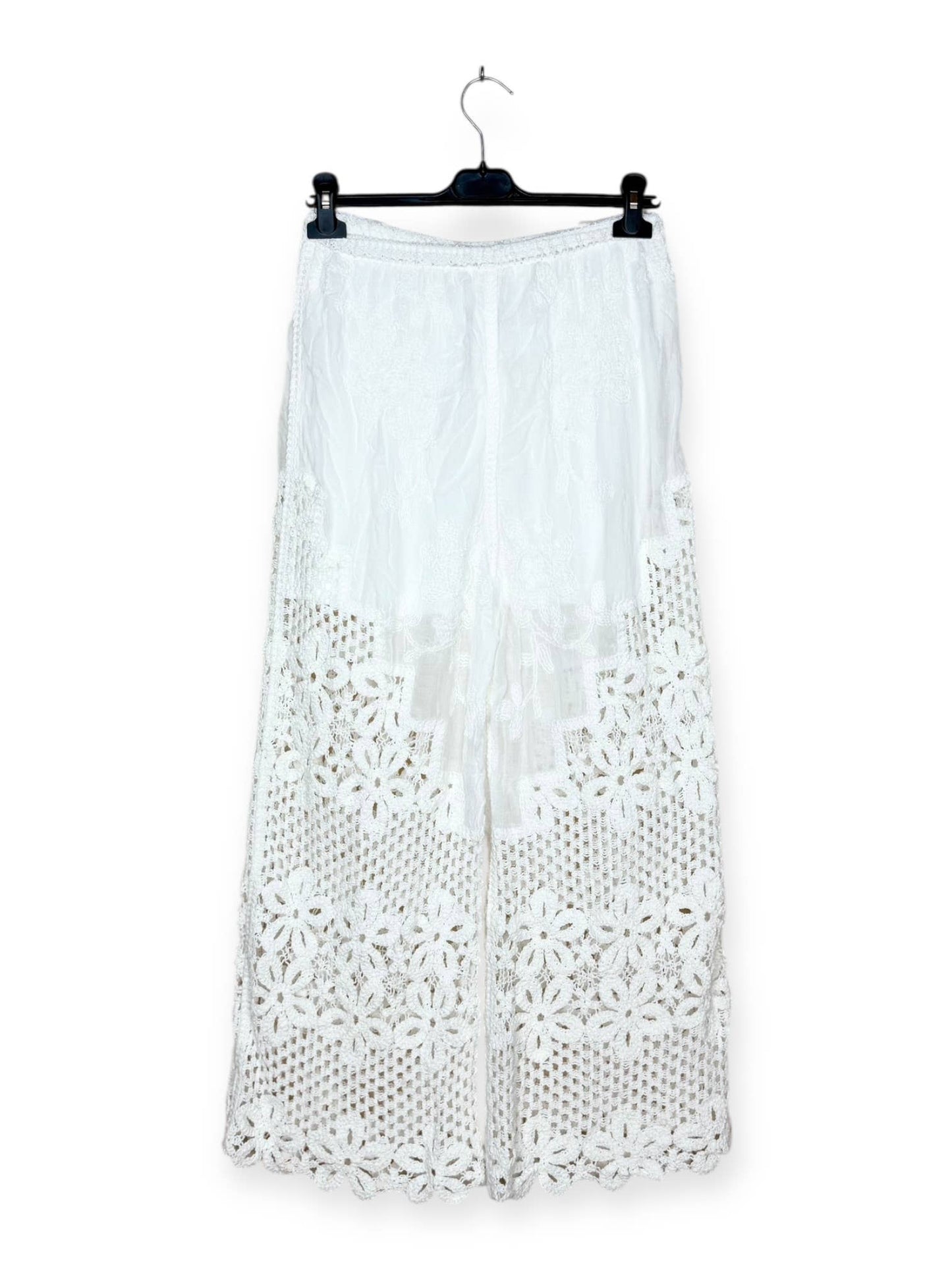 Hose mit Ajour-Mustern und floralen Stickereien