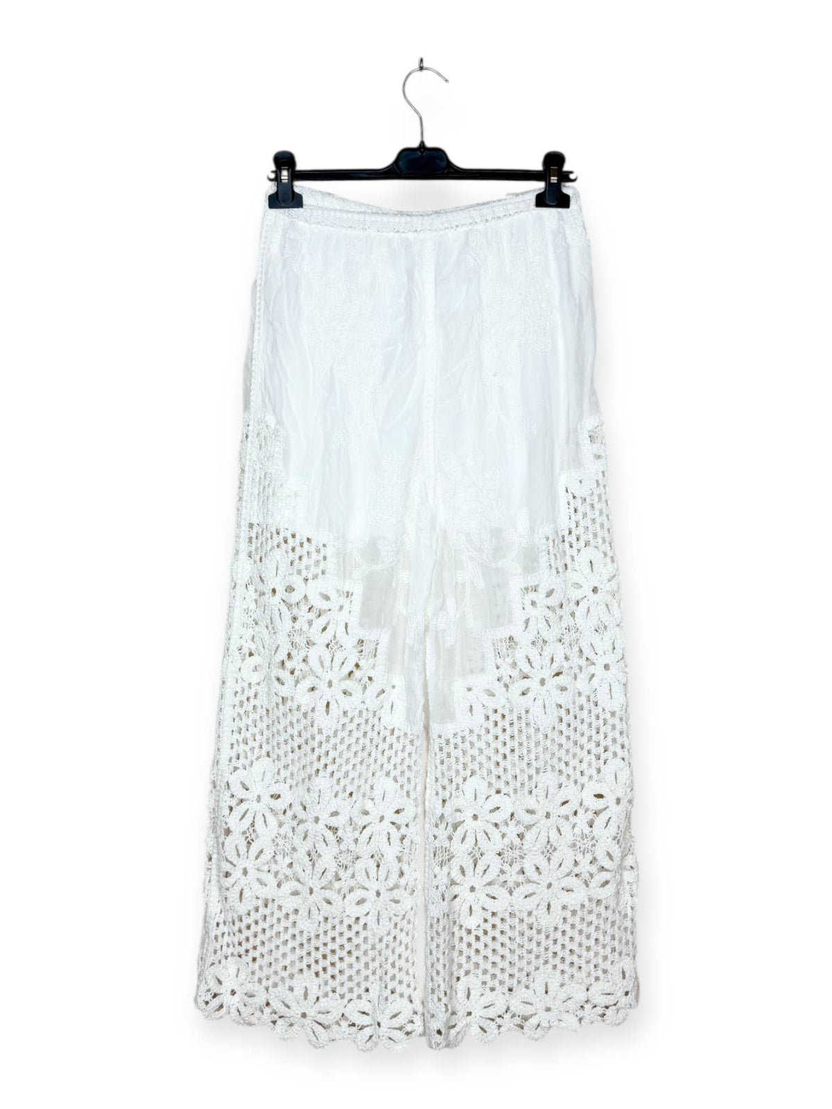 Hose mit Ajour-Mustern und floralen Stickereien