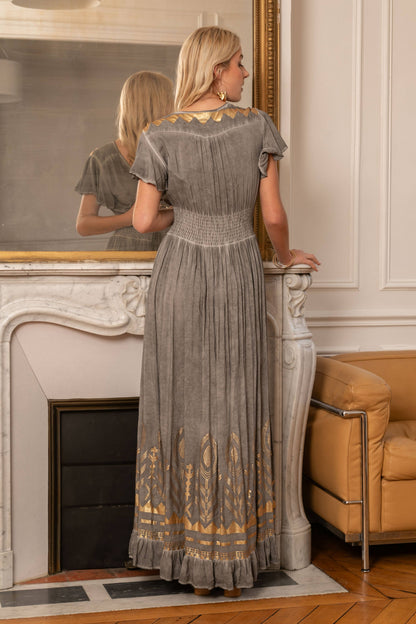 Langes Kleid im Boho-Stil mit Gold-Print und V-Ausschnitt