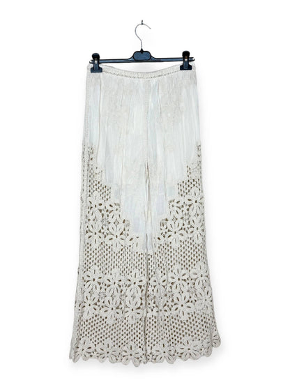 Hose mit Ajour-Mustern und floralen Stickereien