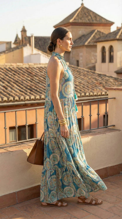 Langes Neckholderkleid aus 100 % Cold Silk mit geometrischem Muster