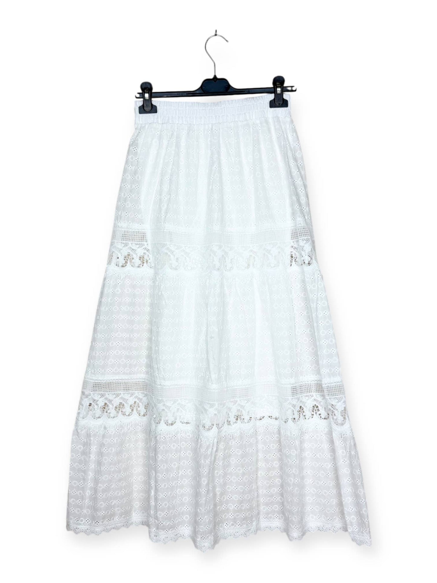 Langer Rock aus Broderie anglaise und Spitze